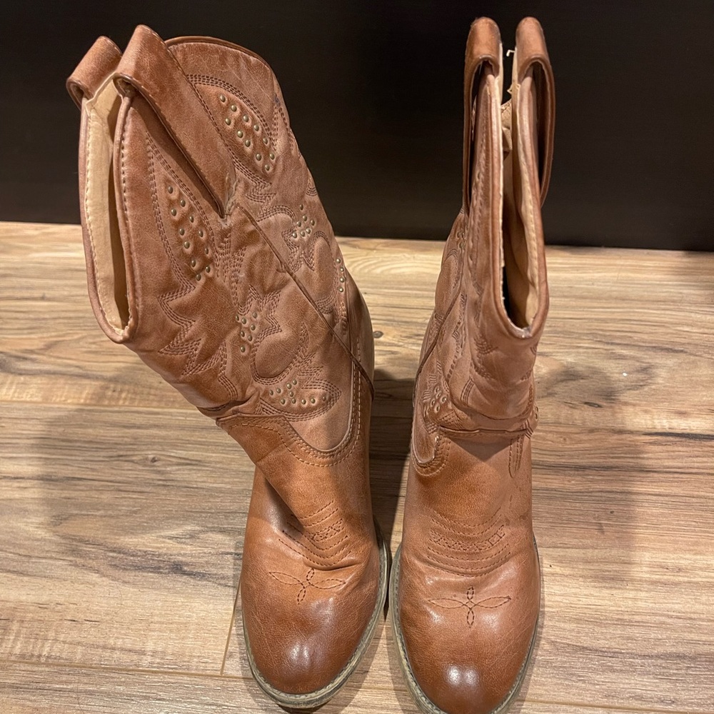 Boots size 8
